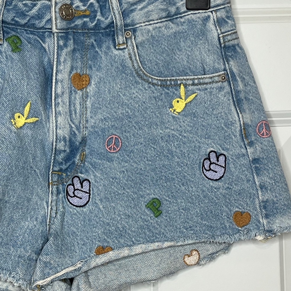 Playboy by PacSun Light Wash Embroidered Denim Shorts 26 High Rise Frayed Hem - Picture 2 of 9